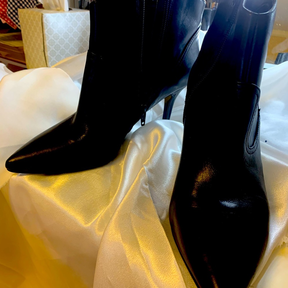 Nine West Ankle Boots Size 8M, leather, black color.